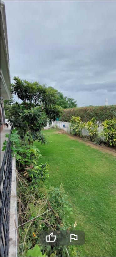Mulberry Guest House F-10 อิสลามาบัด ภายนอก รูปภาพ
